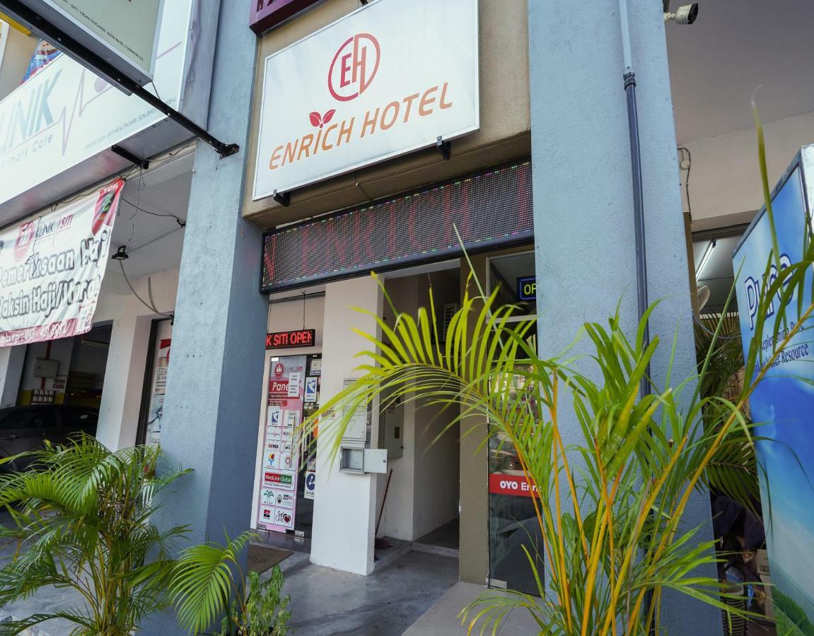 Oyo 43958 Enrich Hotel